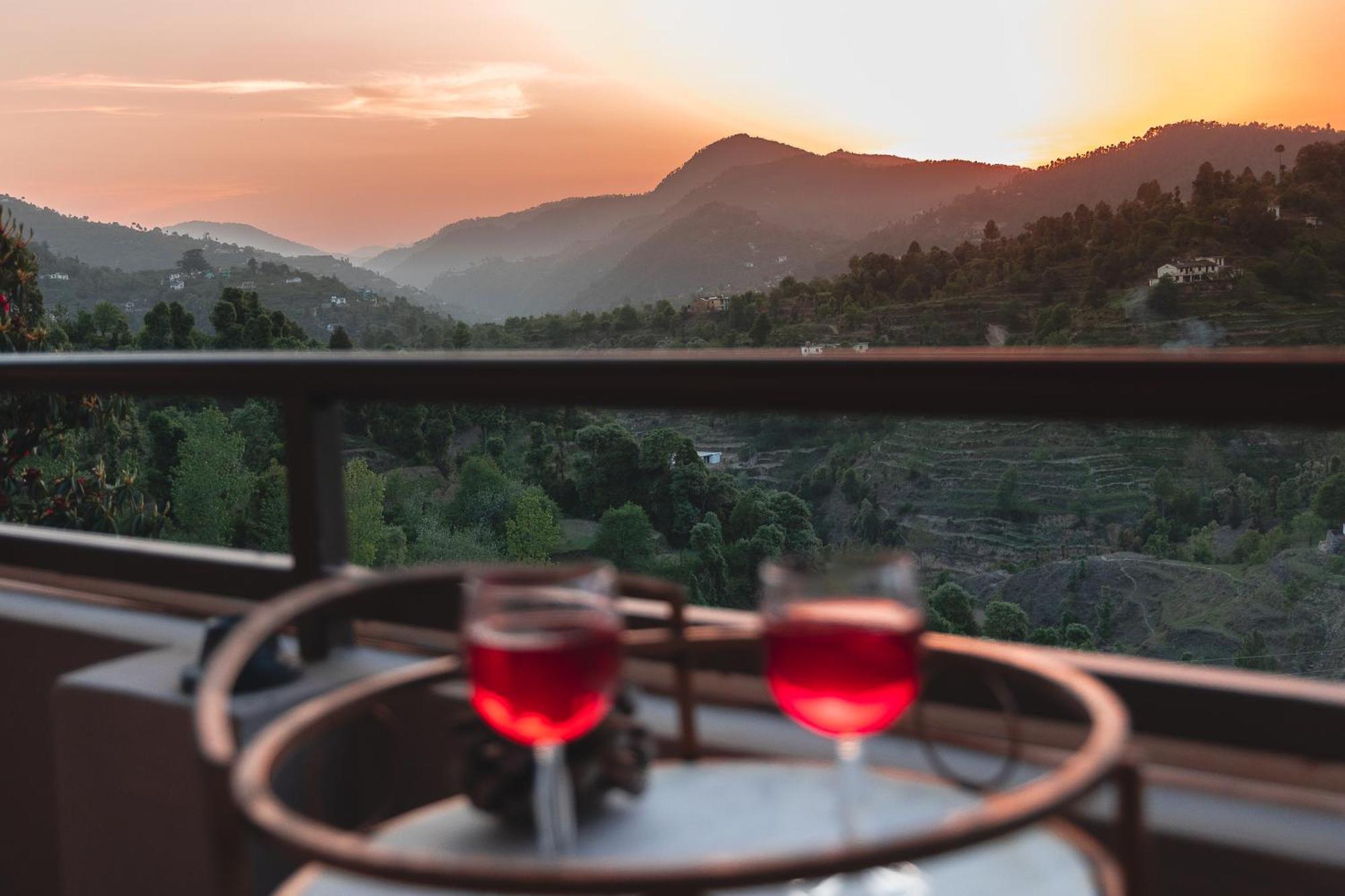 Exstasy Stays - Bathtub Rooms & Cafe - Your Romantic & Cozy Getaway - Thhpsociety - Mukteshwar Exterior foto